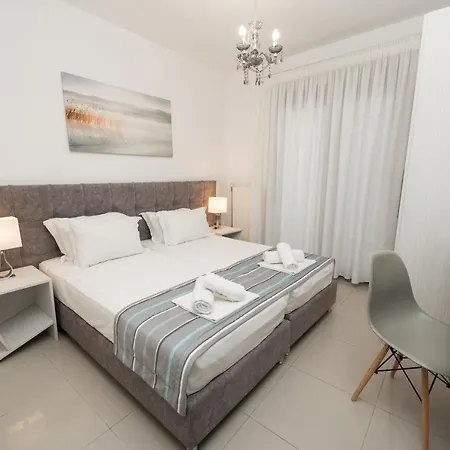 شقة Aelia Néa Péramos